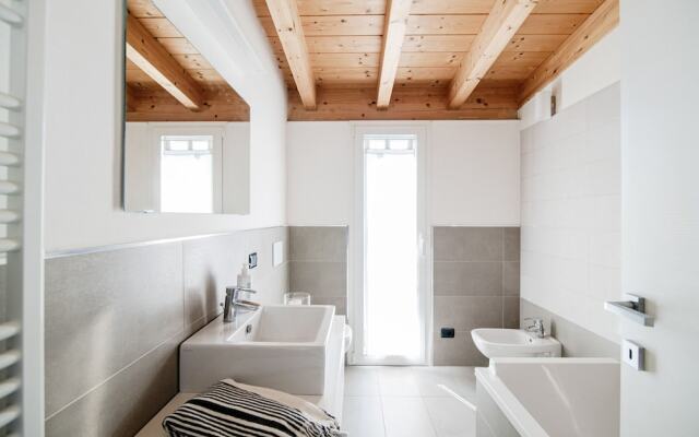MyHomeInComo -  White Attic