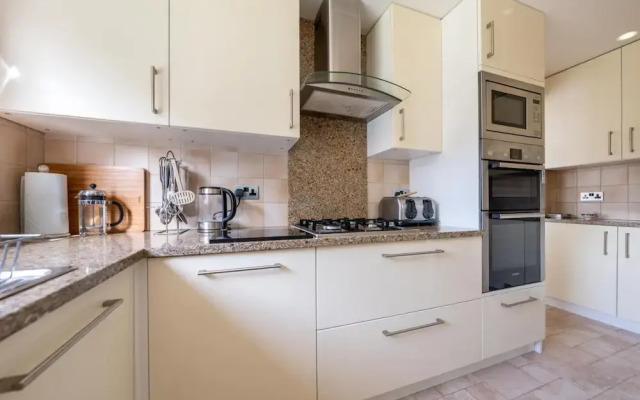 NEW 3BD Flat in the Heart of Bushey