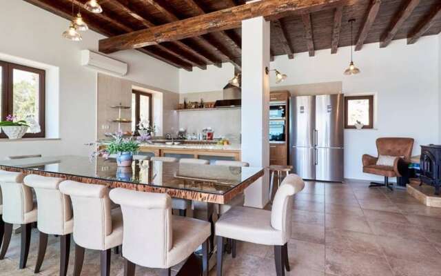 Villa Can Prats, Luxury Villa Surrounded by Nature