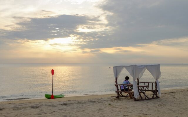 Tharadol Beach Resort