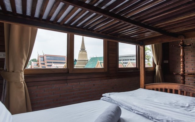 Feung Nakorn Balcony Rooms and Cafe