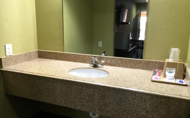 Moonlight Inn & Suites