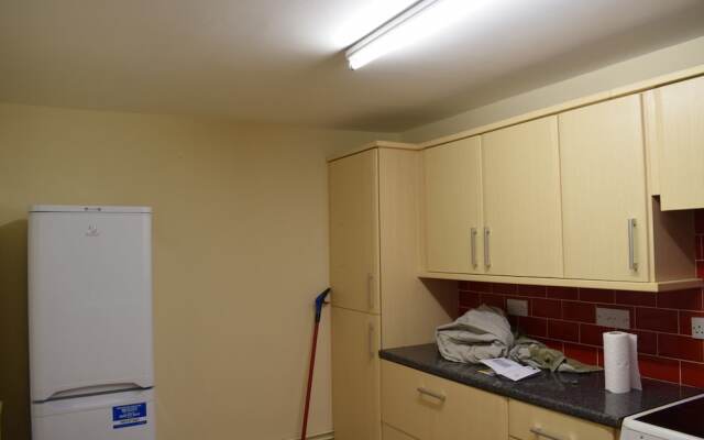 Spacious 2 Bedroom House in Bow