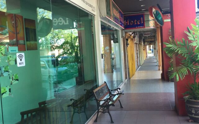 OYO 850 Gold Star Hotel