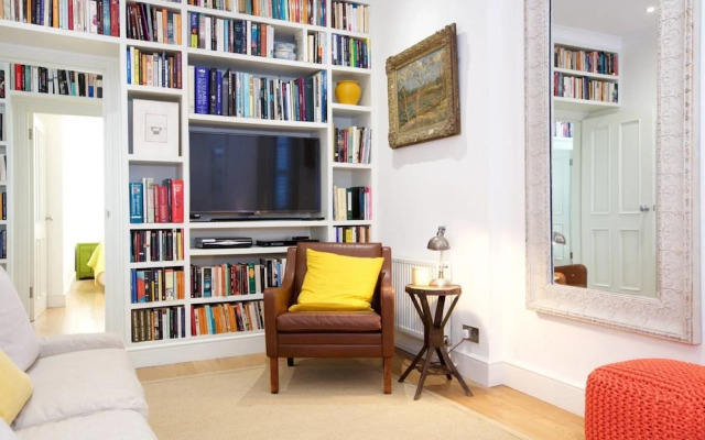 English Retro 2BR Apt, Moments From Battersea Park