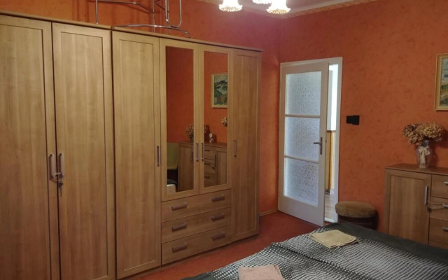 Crystal Apartement F