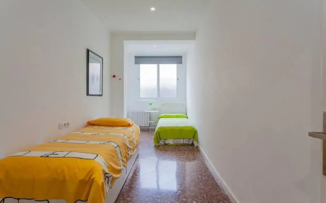Big apartment for 9 in the heart of Eixample