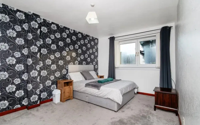 4 Bedroom House - Free Parking