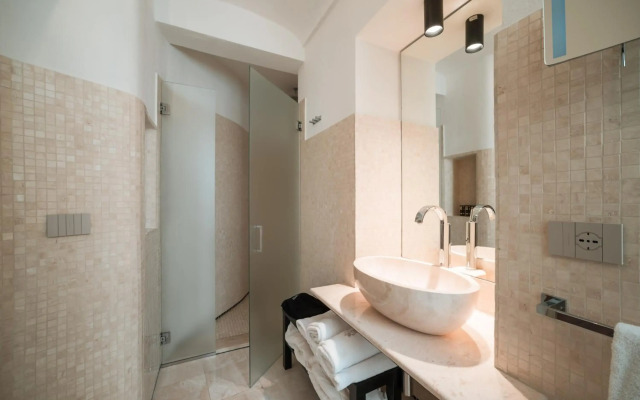 Royal Palace Luxury Suites & Hotel