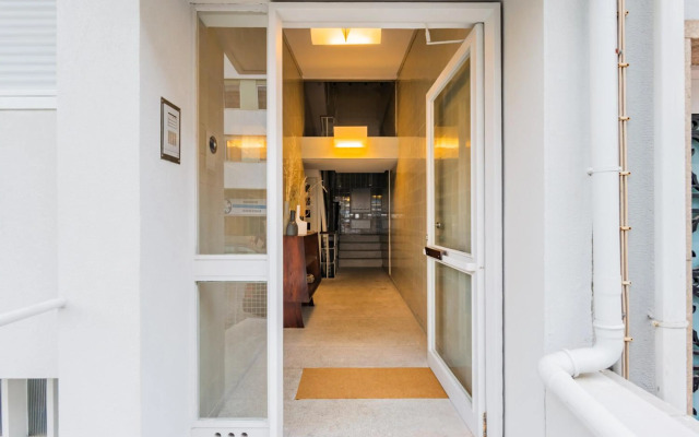 UNIQUE Modernist Duplex apartment & PARKING