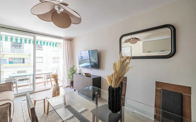 Sunny Getaway With Balcony and A/C in Antibes