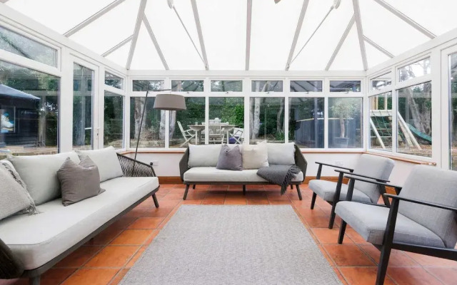 Stylish 4 Bed Home Close to Beach