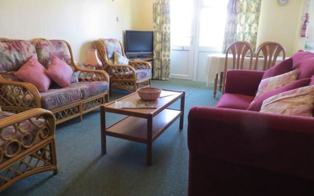 Midway Apartment, Close to Beach