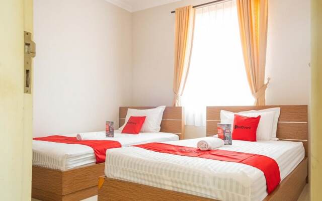 RedDoorz near Siloam Karawaci 3