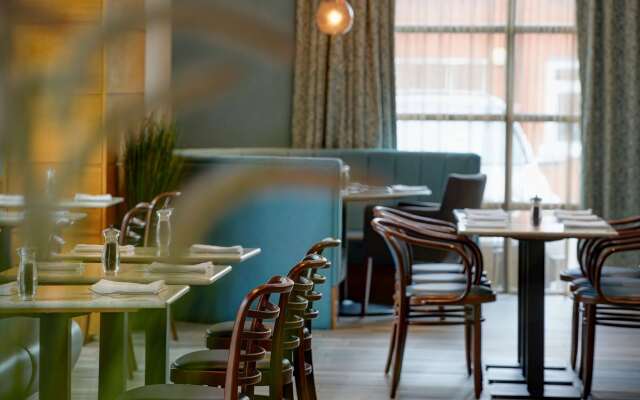Cresta Court Hotel