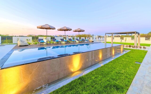 Villa Solaris Heated Pool & Hot Tub