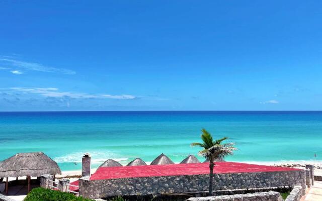 Luxury beachfront villa at Nizuc