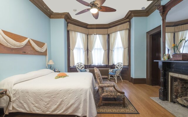 The Parador Inn