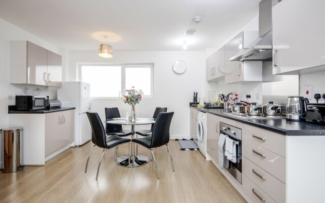 Impeccable 2-bed Apartment in Romford