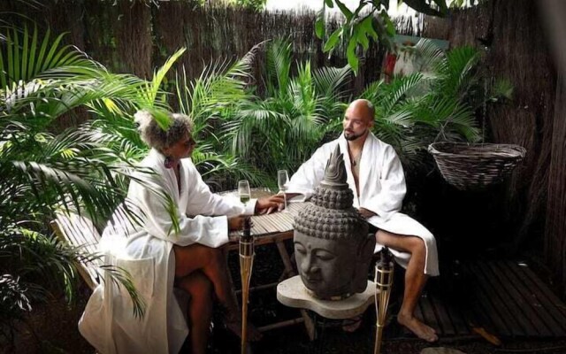 Aqua Zen Spa Lodge Tiki Hut