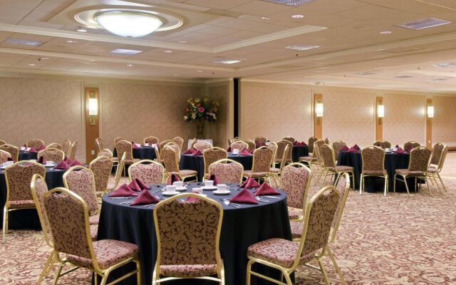 DoubleTree by Hilton Akron Fairlawn