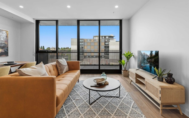 Modern Apartment on Burgundy Precinct & Parklands – Balcony – Melbourne