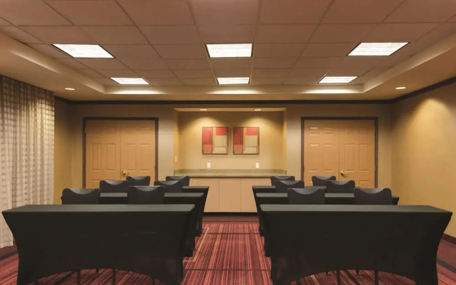 La Quinta Inn & Suites by Wyndham Atlanta Ballpark/Galleria