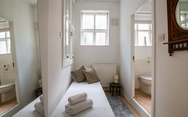 Classic Belgravia Home by Victoria Station by Underthedoormat