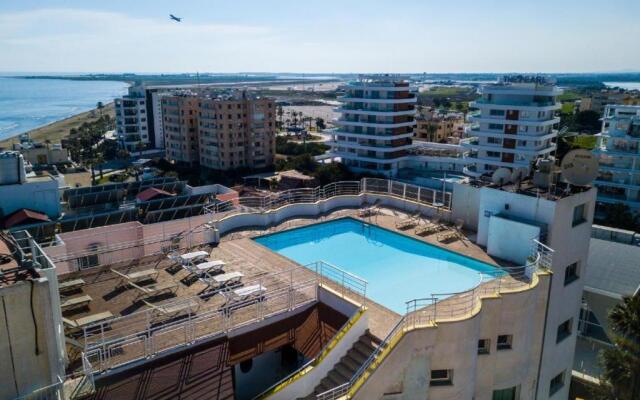 Mackenzie Beach Hotel & Apartments