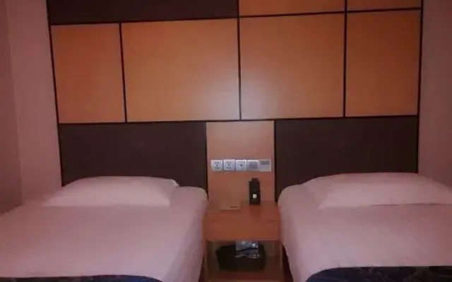 Yayue Hotel (Nanjing East Road Pedestrian Street)