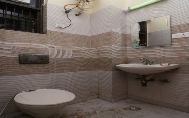 Oyo 30740 Hotel Gurudham Vrindavan