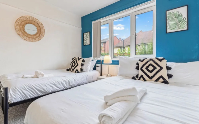 2 Bedroom Apartment - Parking, Wifi, Central