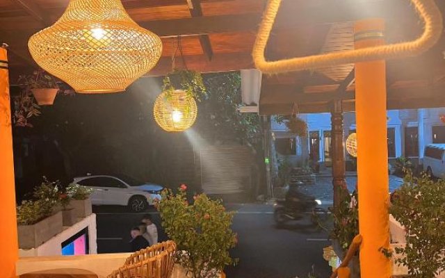 Hummus Hostel & Restaurant