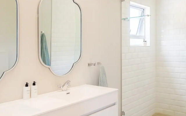 Elegant Apartment w Ocean Views Quenera Apartment