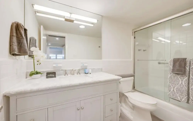 Updated Dtwn Naples Condo: Across From Beach!