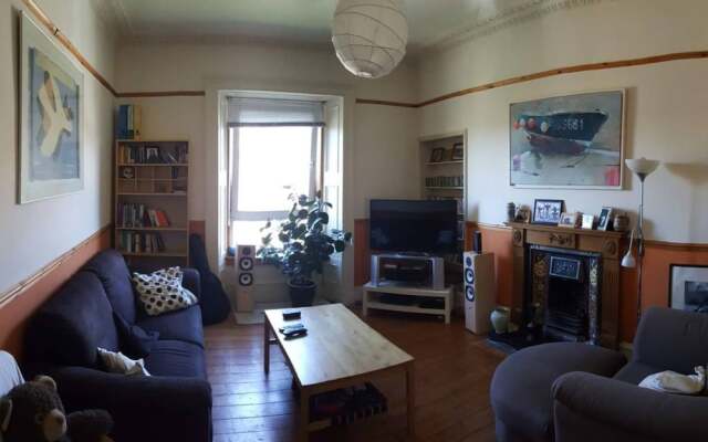Spacious 2 Bedroom Victorian Apartment Near Leith