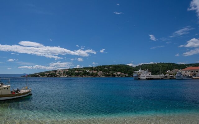 Simplistic Holiday Home in Sumartin near Sea Beach