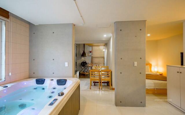 Harbor House poolvilla couple