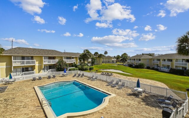 SPC 2013 is a Pet Friendly Upstairs 1 BR with Seasonal Beach Setup by RedAwning