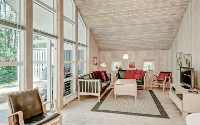 Spacious Holiday Home With Sauna in Aakirkeby