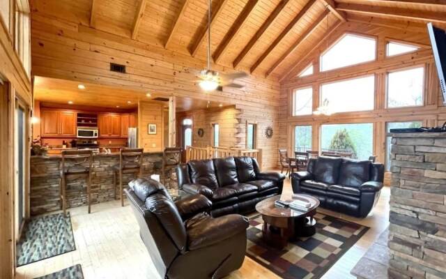 A true log cabin with 360 degree mountain views - Pet and Motorcycle friendly! 5 Bedroom Cabin by RedAwning