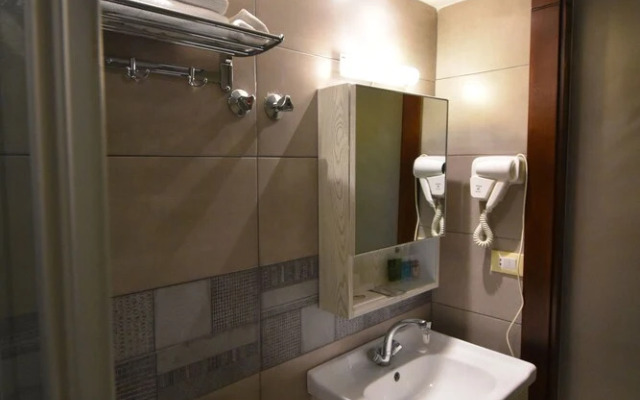 Crown Royal Hotel Tyr