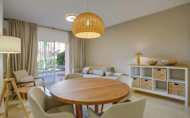 Coastal Retreat-sleeps 8, Sea View, Pool & Parking