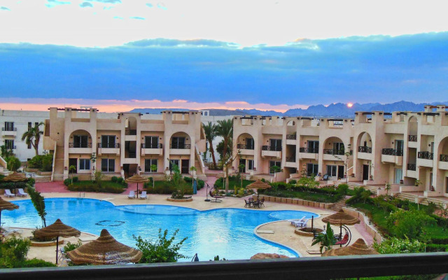 Sunny Lakes Resort Apartments - Adults Only