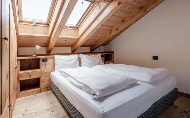 Hilltop apartment in Commezzadura with garden