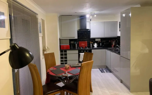Lovely 2-bed Apartment in Wallasey, Sleeps 4