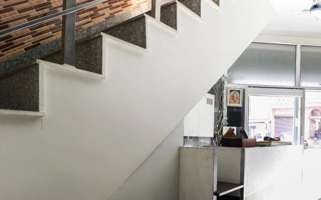 Trimurti Guest House by OYO Rooms