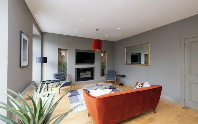 Stylish 2-bed flat in New Town