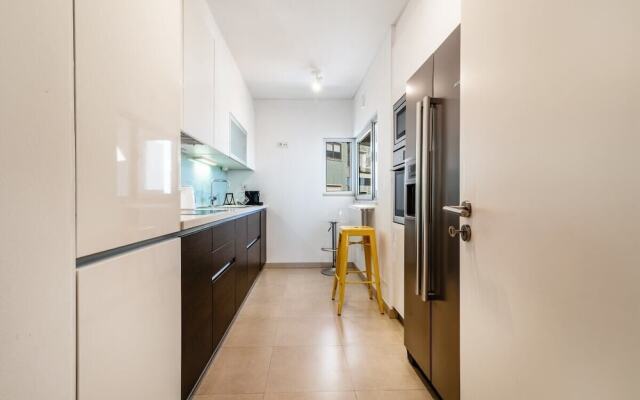 Gorgeous Apartment in Alges With Stunning Rooftop Pool