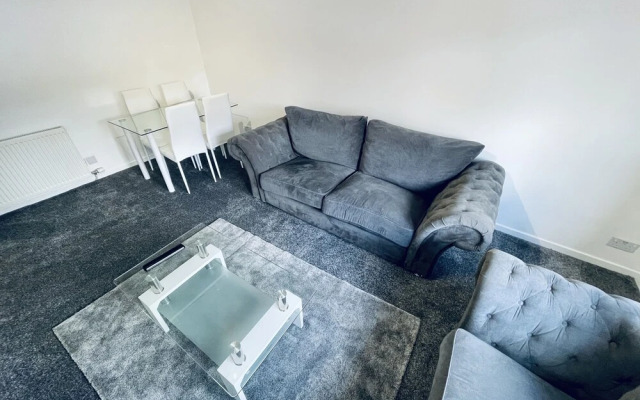 Modern 2 Bedroom Apartment With Free Parking